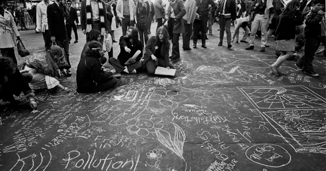 هنر گچ در روز زمین در 20 آوریل 1970 در نیویورک خیابان ها را پر میکند