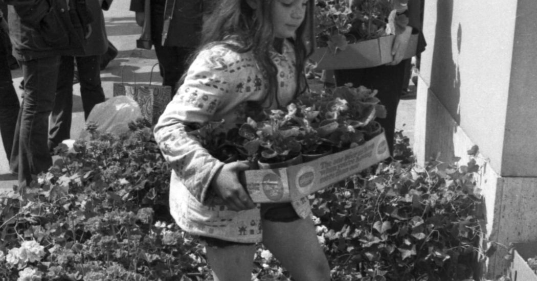 در میدان اتحادیه نیویورک دختران در 22 آوریل 1970 گل میکارند
