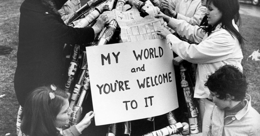 دانشجویان در روز رمین 21 آوریل 1970 در کالج رجیس در وستون ماساچوست -جهان قوطی قلع میسازند .