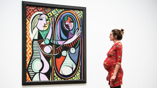 یک زن باردار در تاریخ 6 مارس 2018 در جریان نمایشگاهی در Tate Modern در لندن "دختر قبل از یک آینه" را مطالعه می کند
