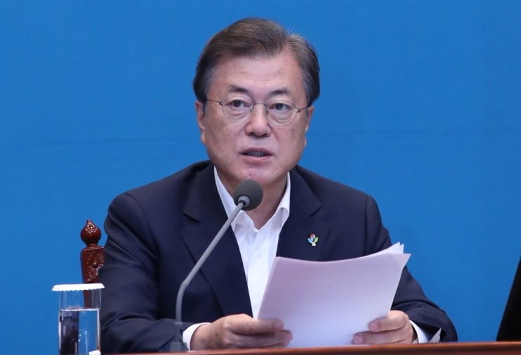 رئیس جمهور مون جائه در دیدار هفتگی با دستیاران ارشد خود در Cheong Wa Dae در سئول ، دوشنبه ، صحبت می کند. 