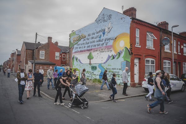 مردم در طول جشنواره Histories Manchester با هم قدم می زنند.