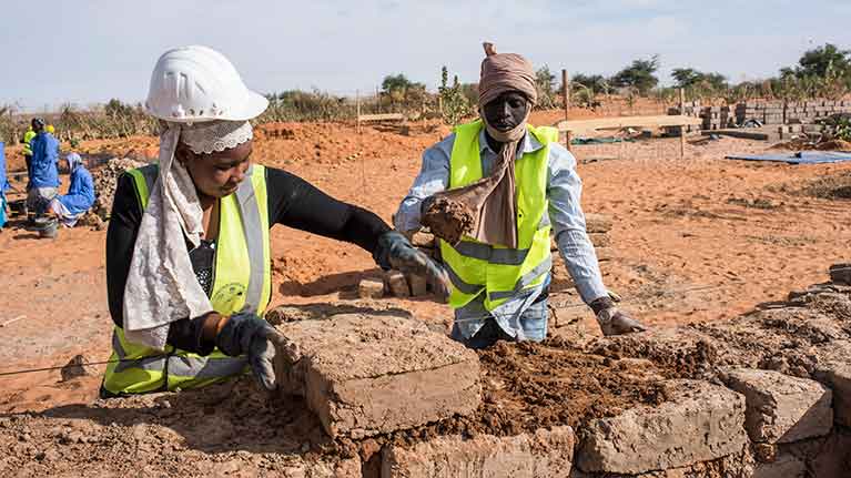 سازمان جهانی کار در اردوگاه پناهجویان موریتانی ، جوانان را در ساخت و سازهای حرفه ای آموزش می دهد