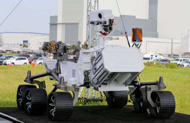 نسخه ای از Mars 2020 Perseverance Rover طی یک کنفرانس مطبوعاتی در مرکز فضایی کندی در کیپ کاناورال نشان داده شده است
