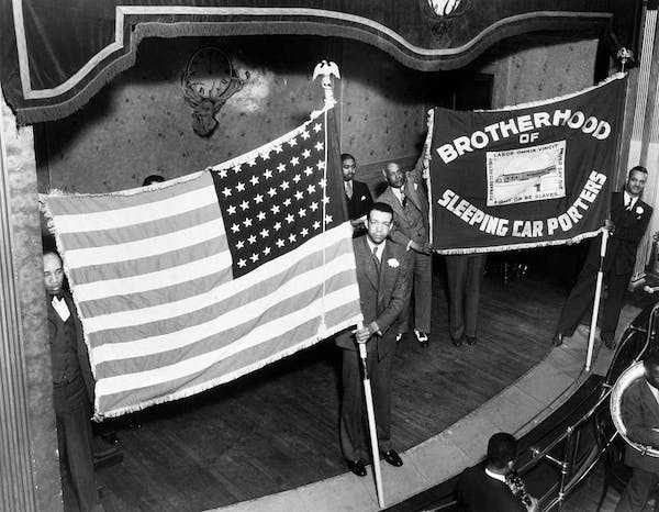 اعضای اخوان حمل‌کنندگان خودروهای خواب، بنر خود را در مراسمی در سال 1955 به مناسبت سی‌امین سالگرد تأسیس سازمان به نمایش می‌گذارند. بتمن/گتی ایماژ