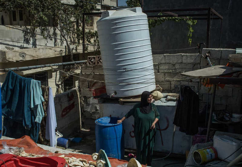 خانم عبدالرحمن روی پشت بام خانه اش. از زمانی که مخزن آب او در اواسط سپتامبر خراب شد، او مجبور شد برای آب به مهربانی همسایگانش تکیه کند.