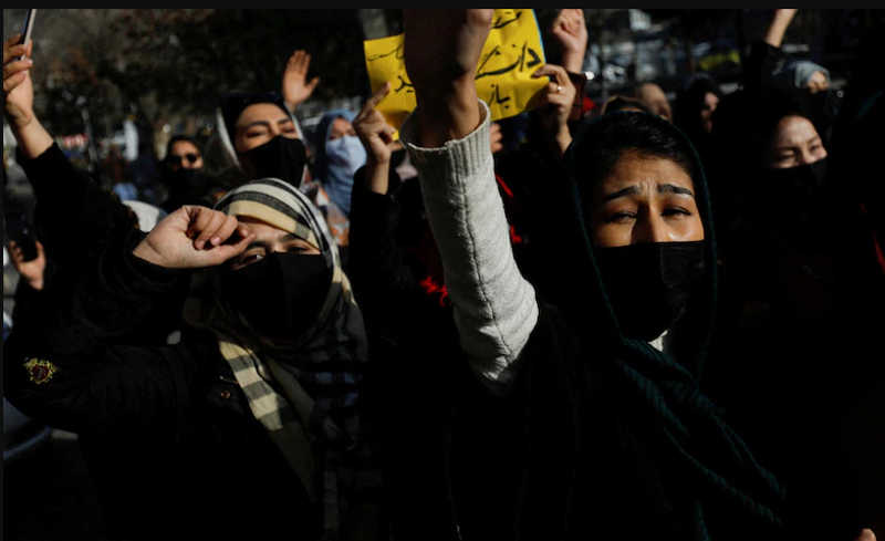 در آخرین سرکوب آزادی زنان، طالبان افغانستان به سازمان‌های غیر دولتی دستور داد تا کارمندان زن را از آمدن به سر کار منع کنند.