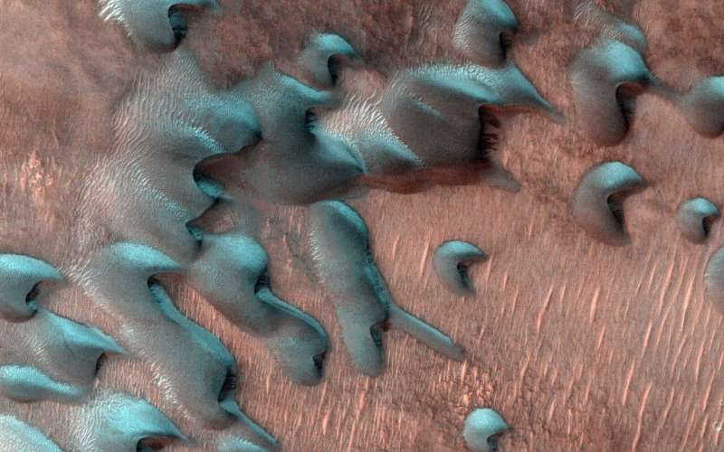 ناسا در حال بررسی یک سرزمین عجایب زمستانی در مریخ است این تصویر که در 22 ژوئیه 2022 توسط مدارگرد شناسایی مریخ ناسا به دست آمد تپه های شنی را در حال حرکت در سراسر چشم انداز نشان می دهد. یخبندان زمستانی نیمه سردتر و رو به شمال هر تپه را می پوشاند.