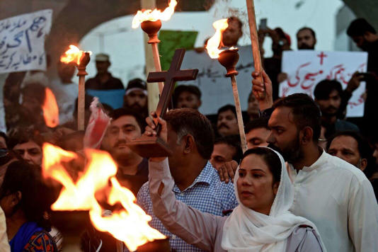 اعتراض مسیحیان پاکستان به سوزاندن کلیساها و خانه های مسیحیان توسط افراط گرایان مسلمان پاکستانی