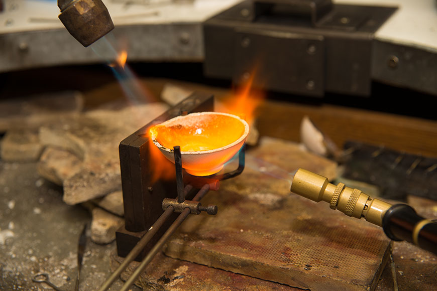 یک جواهرساز از بوته و مشعل های دمنده به عنوان آهنگر ذوب فلز استفاده می کند. 