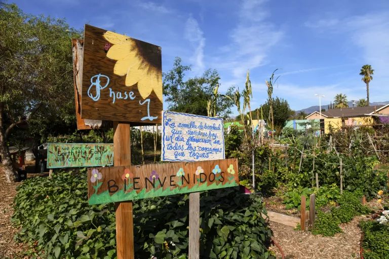 نشانه خوش آمدگویی برای Huerta del Valle (HdV)، یک مزرعه ارگانیک 4 هکتاری در یک جامعه شهری کم درآمد در انتاریو، کالیفرنیا که با خشکسالی شدید مواجه است. HdV بیش از 100 محصول مختلف را رشد می دهد.
اعتبار: USDA عکس توسط Lance Cheung