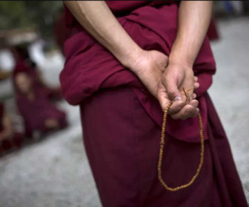 یک راهب بودایی تبتی در حیاط صومعه سرا در 20 اوت 2012 در لاهسا ، تبت چین. یک مطالعه جدید نشان می دهد که مراقبه ای که توسط راهبان بودایی تبت انجام می شود می تواند مغز را از پیری محافظت کند.